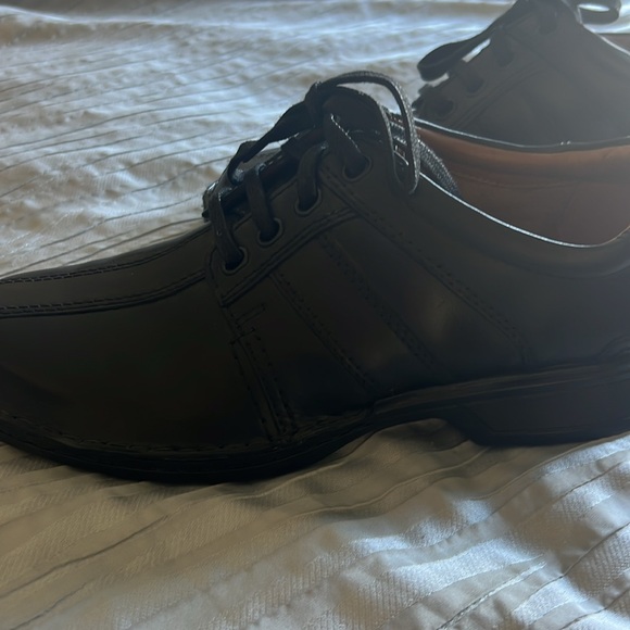 Clarks black dress shoes, men’s size 7 medium ortholite - Picture 2 of 8